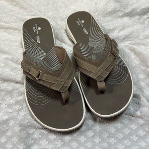 Clarks Cloudsteppers Taupe Cushion Soft Comfort Thong Flip-Flop Sandal
